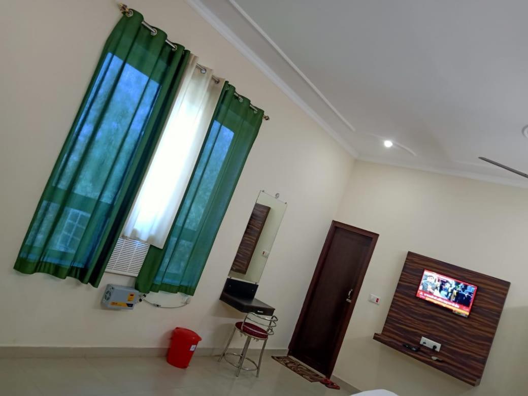 Hotel The Ideal Kushinagar Esterno foto